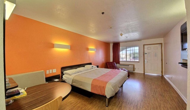 1 King Bed | Smoking