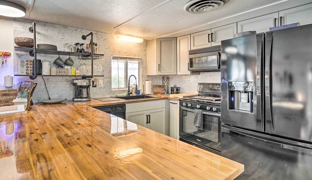 < 1 Mi to Lake Havasu: Pet-friendly Home