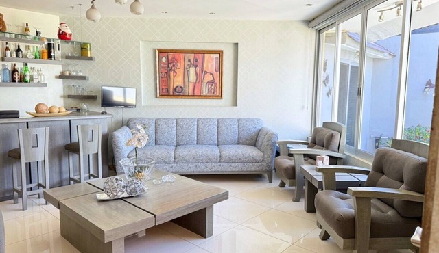10 Mins from Downtown | AC & Parking | 10 px