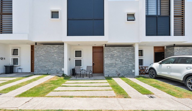 10 Minutes from the Beach! House ideal for Families Max 8 people.dog friendly.