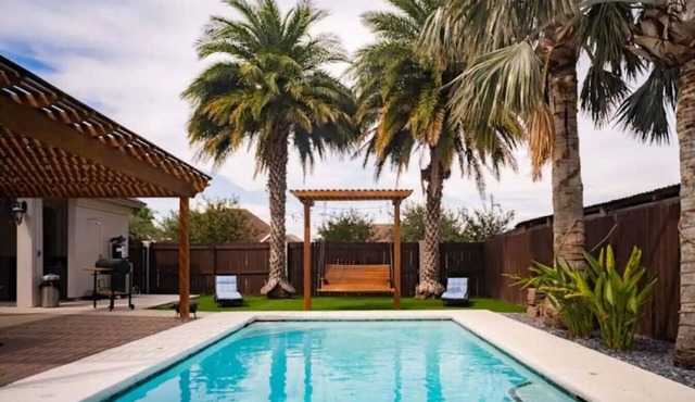 177) Pool, Basketball court, pool table!
