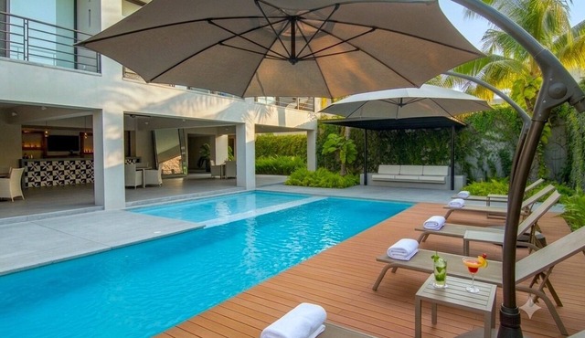 1BR Garden Condo | Walk to Beach | Pool & Gym
