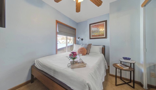 1BR Upper Duplex Art District + Retreat + Backyard + Parking in Minneapolis