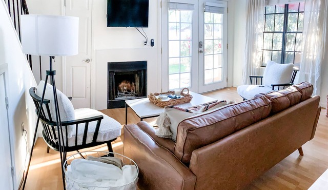 2/2 w/Gameroom & Pool, Walk to Everything - baseball, shopping, parks & dining!