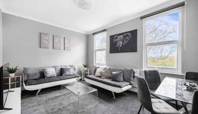 2 Bed First Floor Flat Forest Gate E7 0EA · WiFi | Parking | Sleeps 6