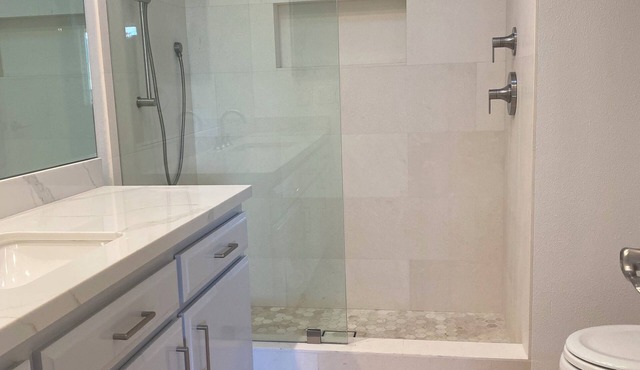 2 bed spacious condo steps from beach + pool!