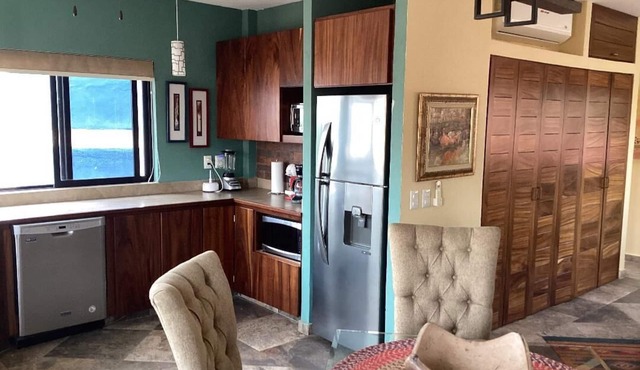 2-bedroom apartment in welcoming Manzanillo with WiFi, AC