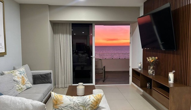 2-bedroom apartment with ocean view with AC, fitness room, WiFi pool playground
