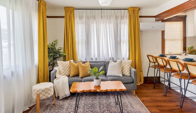 2 Bedroom Craftsman : KING Bed : Views : Parking : Between Disney/Universal