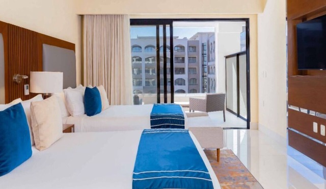 2 Bedroom Ocean View on “The Corridor" at Villa La Valencia close to everything
