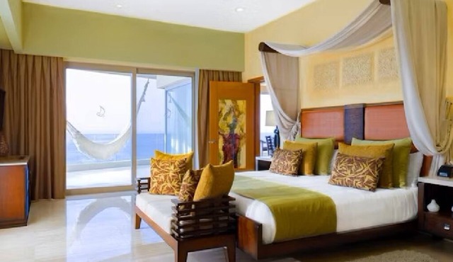 2-Bedroom panoramic suite in Amazing Puerto Vallarta with WiFi, fitness room, AC