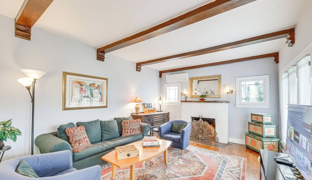 2 Blocks to Melrose Ave! Home w/Furnished Patio