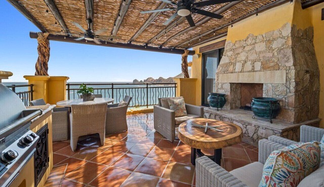 2-level Penthouse, Hacienda, Beachfront, 4 Kings