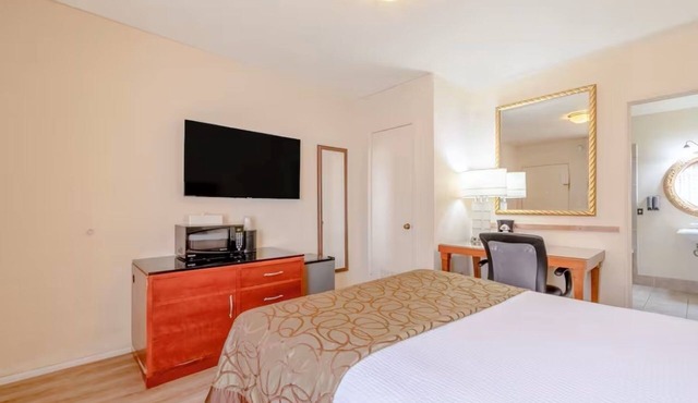 2 Queen Room Stay | Onsite Pool & Gym | Close to Colorado River Trails