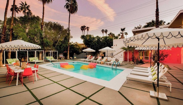 2 Rooms, Sleeps 8 Retro Hotel w/Pool Wesley King Studio Buyout by Avantstay