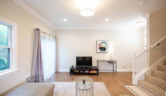 2-story/spacious/secure close to food/stores