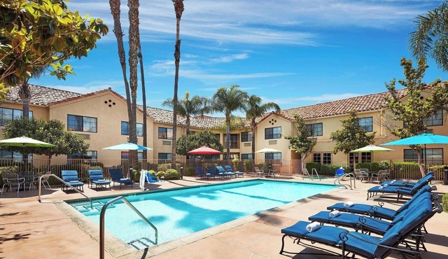 2 Units | Dual Queen Beds | 0.1 Miles to Six Flags Magic Mountain Theme Park