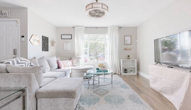 2BR Downtown Retreat - Jetted Tub & Private Stay!