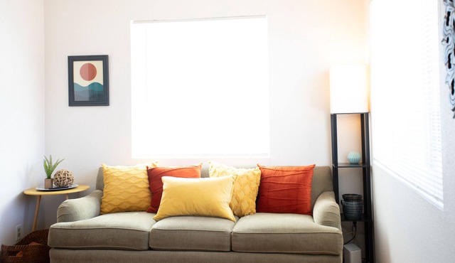 2BR in Quiet Menlo Park. Close to downtown and I-10. Fully stocked kitchen.