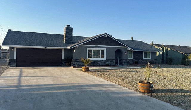 3-bdrm house in charming Apple Valley w/WiFi, AC, encl'd patio, & large yard.