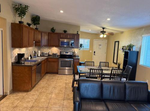 3 Bedroom, 2 Bath Whole House, Arizona State Univ, Tempe, Mesa Scottsdale on Light Rail, Dogs ok, Work Space