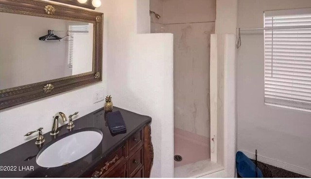 3-Bedroom home with Pool, Balcony, and VIEWS!