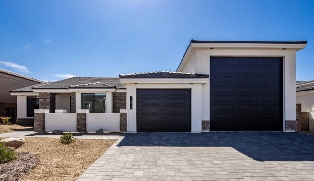 3-bedroom house in Lake Havasu City with AC, WiFi, Community pool and Pickleball