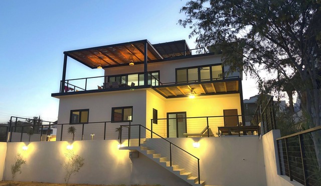 3-bedroom house. 3 block from downtown, 5 from beach. Stunning Ocean Views. Pool