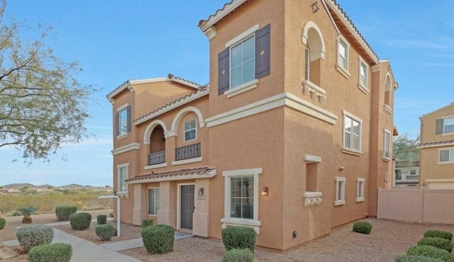 3-bedroom townhome in peaceful North Phoenix with beautiful desert view