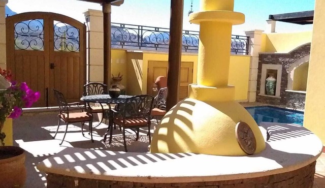 3-bedroom Townhome with Private Pool and AC