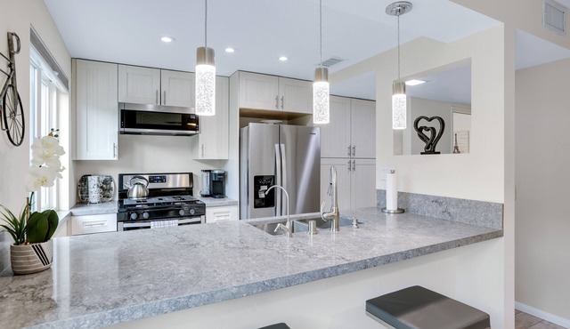 3 BR Palm Springs Condo. Pool, Hot Tub. Palm Springs Art District.