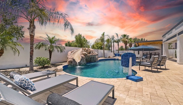 3 King Rooms, Sleeps 12 Heated Pool, Waterslide Paradise! 30 Night Min.