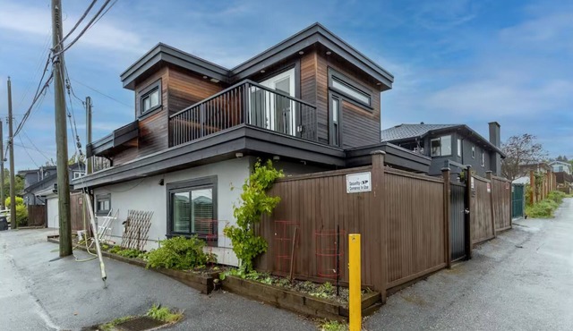 3BR/2baths private House with Patio,10 min YVR/20 min D/T, 4 BEDS, 8 guests in Vancouver