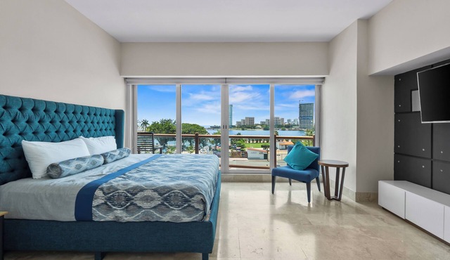 3rd-Floor Gem w/Cruise Views & Rooftop Lounge