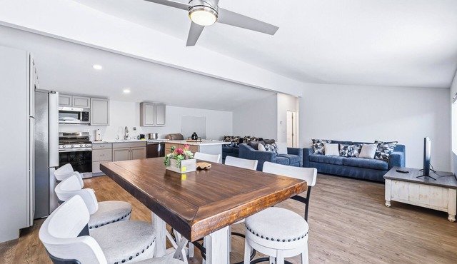 4 BDR 2 mins from the River- Sleeps 12