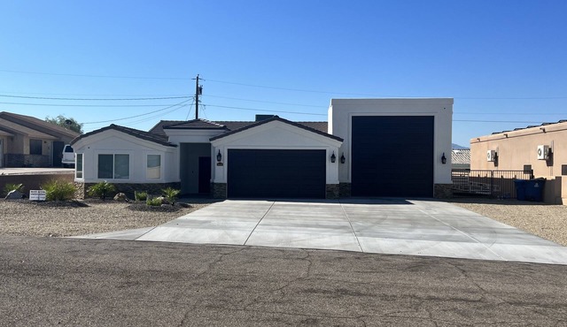 4 bed 3 bath Havasu Getaway Lakeside of the highway ! 3 minutes to launch ramp