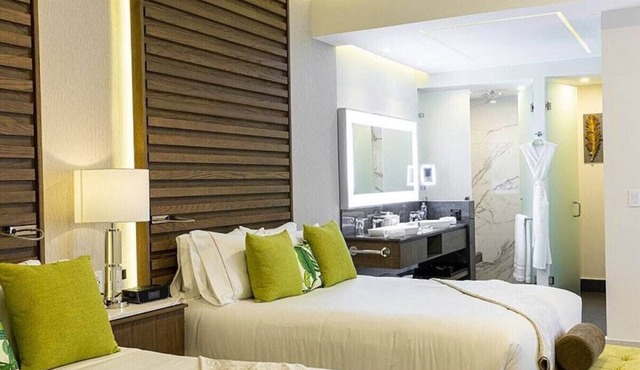 4-Bedroom Penthouse Loft. Private Rooftop Jacuzzi, Dual Terraces, Ocean Views