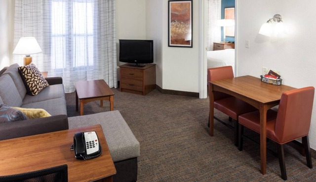 4 Pet-friendly 1 BR Suites w/ Full Kitchen! Continental Breakfast & Self-Parking
