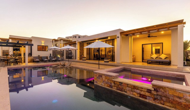 4-Villa Estate: Steps to Beach ~ 3Mi Flora Farms ~ 180° Ocean Views ~ Pool