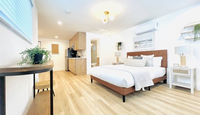 4173-Quaint Studio