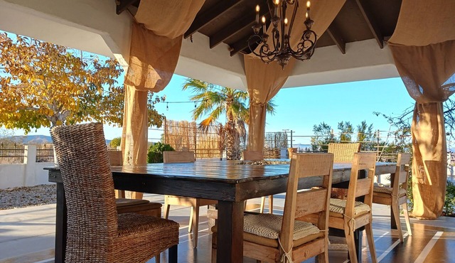 5 Acre Elegant Villa, POOL, Ebikes, Game Room, and Walk to JT National Park