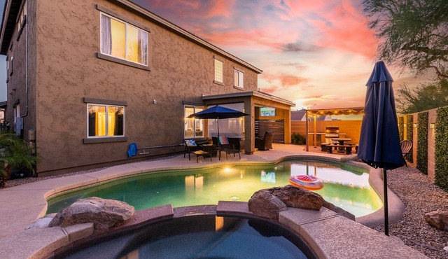 5 Bed| 3 Full bath home w/rec room, private pool & hot tub!