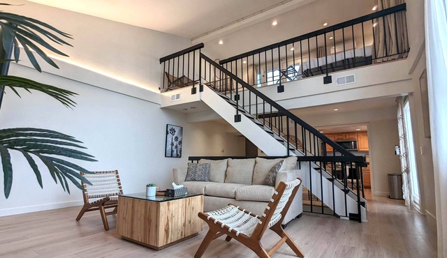 5-bed Large Bohemian BEACH Pad with AC, Patio & Parking - Walk 1min to BEACH!