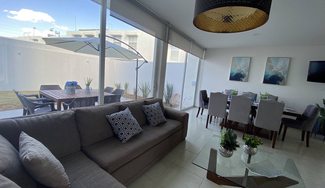 5 minutes to Industrial Zone! Family-sized condo with pool, gym and playground