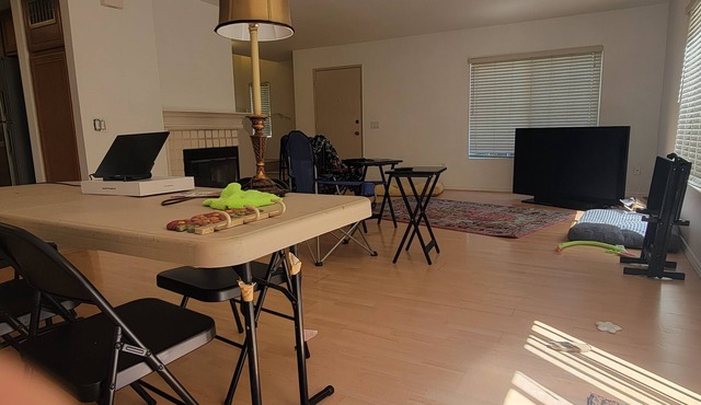5 minutes to the Magic Mountain theme park! The whole family-sized townhouse.