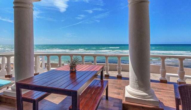 5 Star house as CLOSE TO THE SEA as you can get! IMPECCABLE, quiet, PRIVATE!