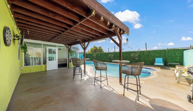 5BR/2BA Ranch Home w/Pool l King Bed 2000 Sqft -16 miles to Disney! EV Charger