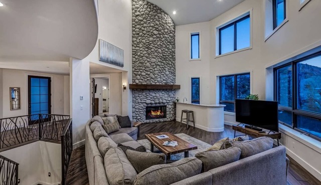 5BR waterfront home w/scenic views & backyard
