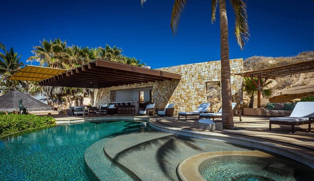 6BR Villa on Swimmable Beach!