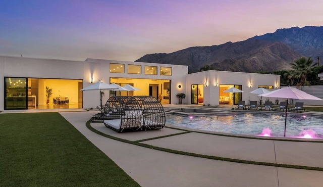 7,000 Sq Ft Luxury Oasis - Spa Lounge & Airstream
